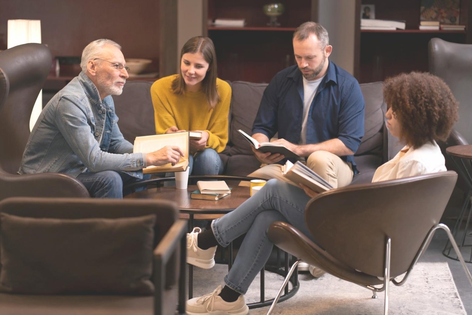 Equipo de consultores analizando estrategias comerciales en oficina moderna
